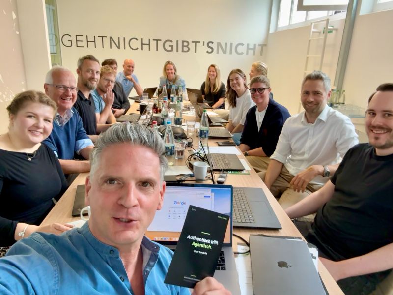 Das Hello White Parrot Team am Tisch – „Geht nicht gibt's nicht