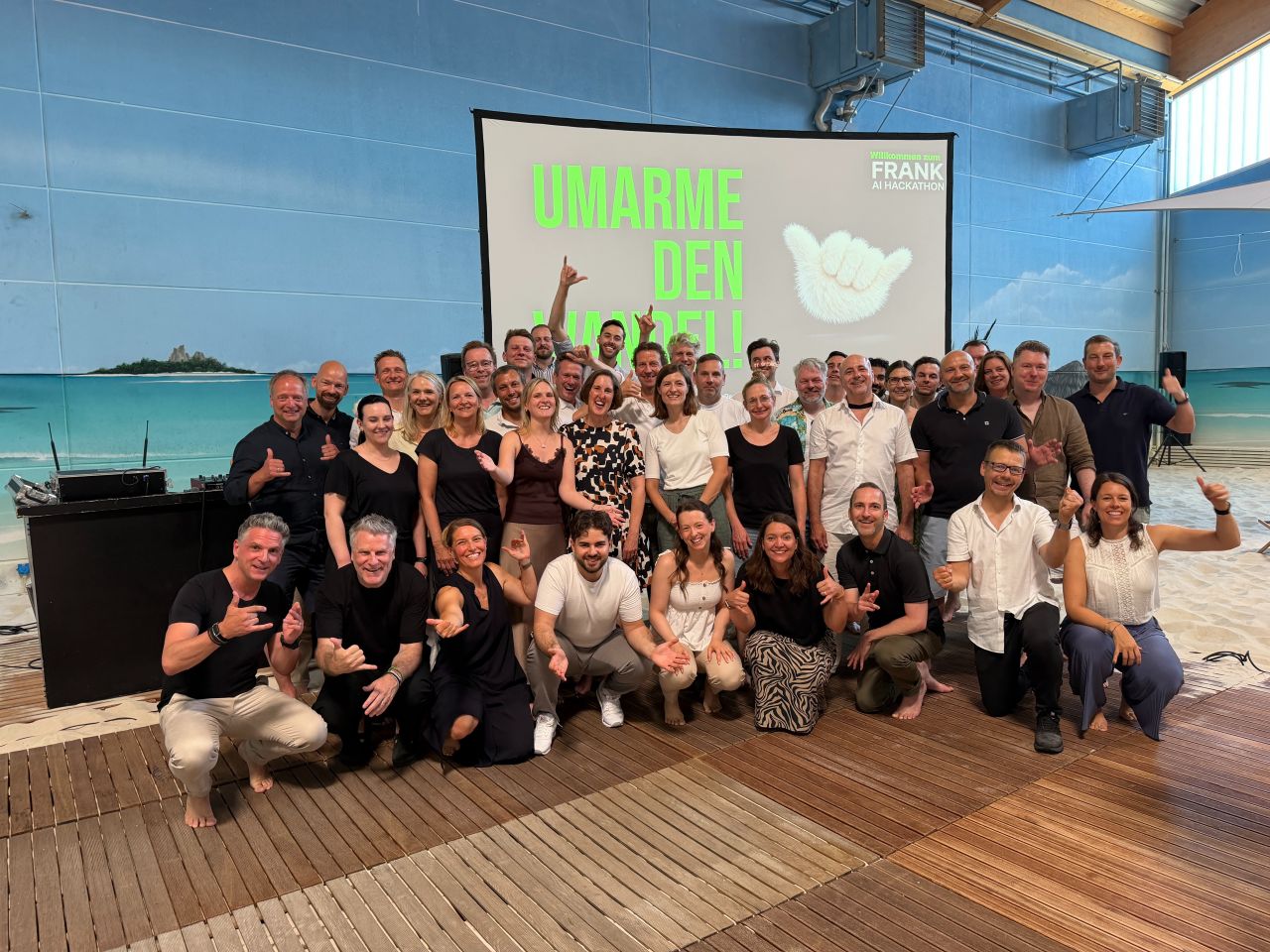 FRANK AI Hackathon – Gruppenfoto vor der Bühne „Umarme den Wandel